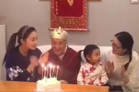 甜馨唱生日歌为太姥爷庆90岁生日图片
