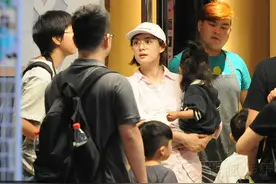 孙俪带儿女逛商场 小花妹妹扎丸子头等等站妈妈身边图片