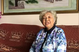 重庆八旬老奶奶为让座者留影：让座非年轻人义务，已拍61人图片