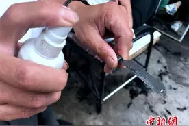 揭秘“刀锋洗眼”绝技：刀片贴着眼球划过(图)图片