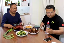 我与父亲的一顿饭，一个肘子，一只鸡，两人喝一瓶白酒，父子情深视频封面