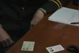 邓超穿越回90年代，拿出二代身份证，警官没见过这种身份证视频封面