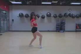 美国小姐姐模仿韩国女团AOA的舞蹈，自信而随性，别有一番感觉视频封面
