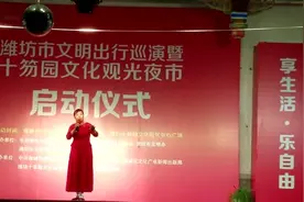 中国传媒导航齐鲁筑梦艺术团的演员演唱现代京剧《沙家浜》选段