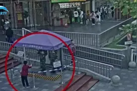 小男孩给上海执勤武警送牛奶，被拒后的一幕暖遍全网视频封面