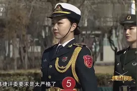 美女仪仗队员负重踢腿训练视频封面