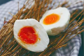 咸鸭蛋不能吃了？大妈食用咸鸭蛋后中毒 头晕胸闷嘴唇变紫视频封面