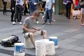 街头鼓手表演几个普通的塑料桶，被小哥用出了专业设备的感觉视频封面