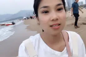 青岛石老人海，9月份的天气，竟然遇到美女游泳