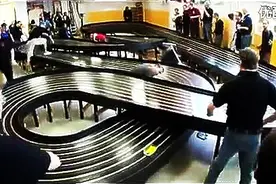 亮瞎双眼了！你见过跑这么快的玩具车吗？图片