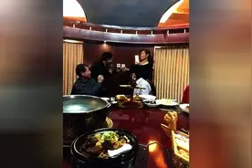 这婆姨在酒桌上的歌声，叫你不醉都难！图片