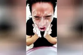 原来男人卸妆后也这么吓人呀？图片
