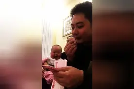 财迷宝宝看到爸爸数钱！笑的太魔性了！逗死了！图片