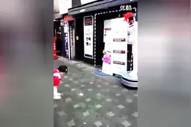 小女孩一直站在人行道上鞠躬，知道原因的你扬起嘴角来！视频封面