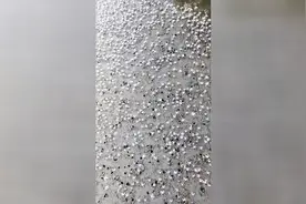 沙滩上爬的到处都是小螃蟹，密密麻麻的一大片图片