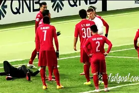 帅不过三秒！越南门将先扑点再送诡异乌龙最后还受伤离场图片