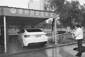 小区自助洗车机 洗一次花5元图片