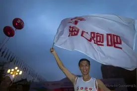 2016三亚马拉松赛毕 成绩4小时16分左右图片