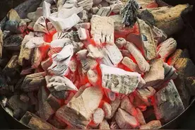 大凉山彝族的火盆烤肉图片