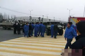 国产悍马对撞货车，钢板厚就是不一样！图片