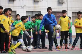 小学足球队迎来外籍教练图片