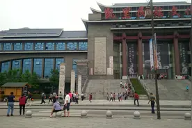 黔东南州的凯里民族文化宫，来了好多外地来旅游的游客视频封面