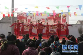 沛县：河口镇朱楼村第一支书领农民演“村晚”图片