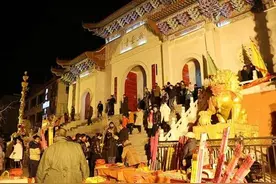 榆林元宵夜庙会人气火爆市民焚香祈福图片