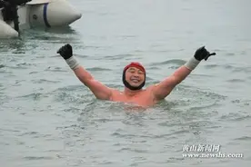 “黄山北极熊”崔德益挑战南极冰海图片