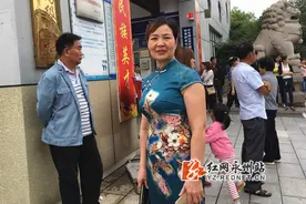 高考首日家长穿旗袍送考 寓意“旗开得胜”图片