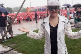 央视心连心乌兰图雅《站在草原望北京》献礼建党95周年图片