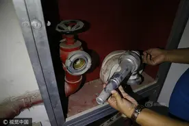 西安一小区楼梯间失火 消防栓却没水图片