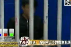 老汉好奇捡哑火“二踢脚”炸伤左手图片