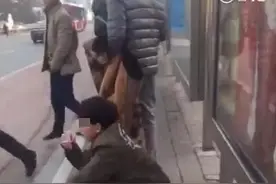 没素质！少年在公交站当众大便丝毫不顾公众感受图片