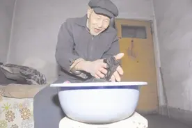 鞍山：96岁老汉洗衣做饭 独自照顾病女图片