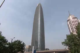 303米的济南第二高楼泉城之根，一楼居然有很多豪车，为什么呢？视频封面