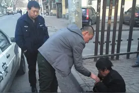 疑喝醉卧倒路边 老汉幸遇好人图片