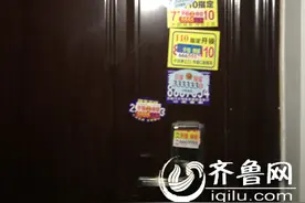 大门被贴20余张小广告 淄博市民苦叹“牛皮癣”顽疾图片