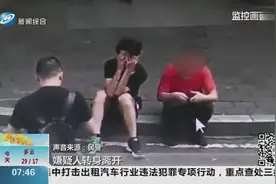 对比强烈！小伙醉酒倒在路边，引群众围观帮忙，谁知手机被人偷走视频封面
