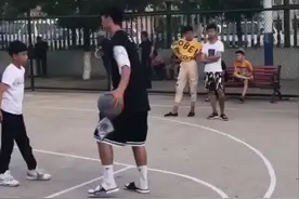 这个没多少人懂模仿的是谁吧～还是喜欢old school街球，朋友也是篮球也是，还是老的好嘿嘿😂@抖音小助手视频封面
