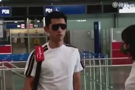 张继科现身机场，白T恤黑裤，黑超遮面酷劲十足视频封面