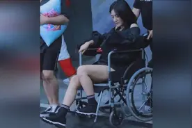 谢娜坐着轮椅下班满脸痛苦与疲惫 从未看过她这样憔悴