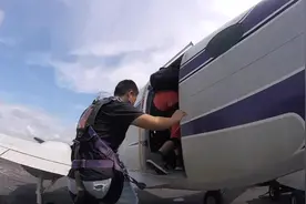 6000米高空跳伞挑战，95秒自由落体。跳完感觉整个人焕然一新@抖音小助手视频封面