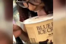 美国舔冰淇凌再放回“网红”视频竟有多人模仿，一人被逮捕！ #舔冰淇淋 
视频封面
