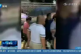 女子骑摩托车载2个孩子，直接撞断天桥护栏，5米多高坠落视频封面