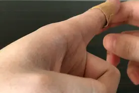 创可贴变形还很难撕开？教你一招再也没有这个困扰！视频封面
