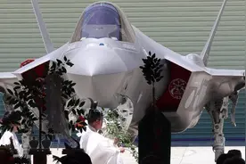F-35麻烦不断 日本首架紧急迫降视频封面