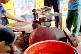 实拍中越边境夫妻小店：越南铁木砧板250元一个，日均售出30个轻松月入20万视频封面