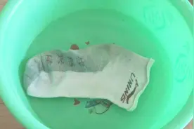 洗白袜子只需涂点这个，冲一下立马变得白净如新！视频封面