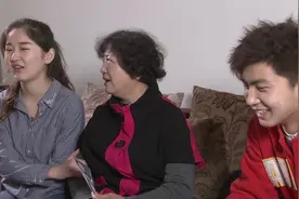 美女在家大翘二郎腿，大妈见状直接给怼了下去，美女一脸尬笑视频封面